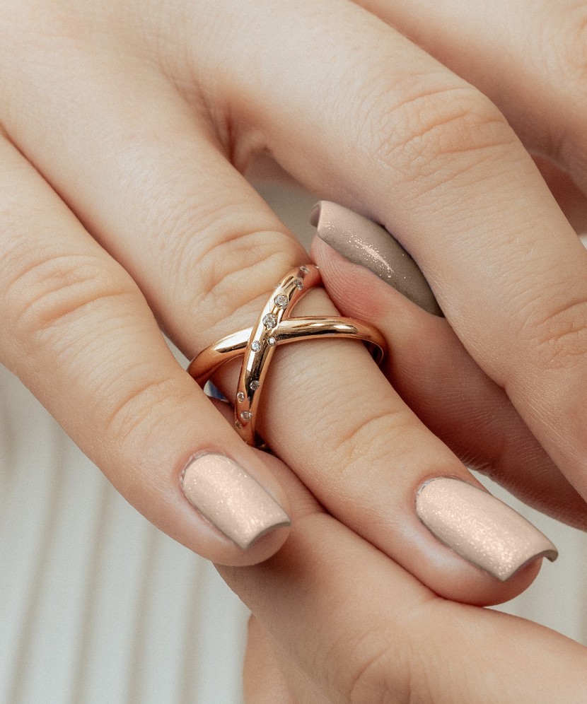 Kultasormus zirkoneilla