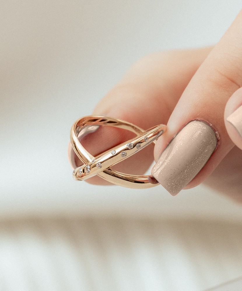 Kultasormus zirkoneilla