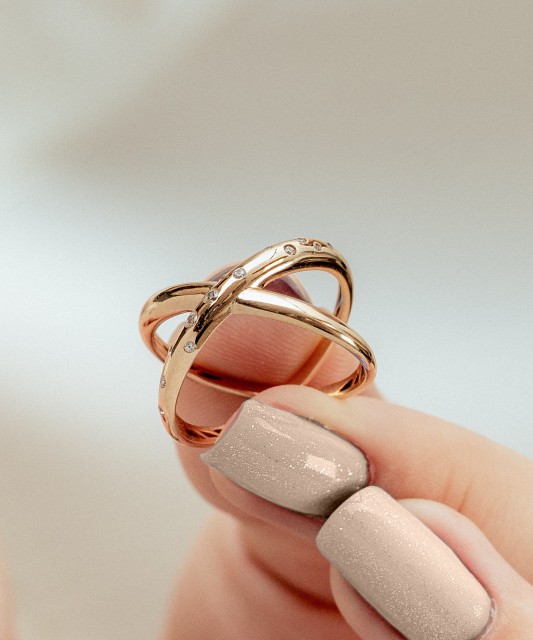 Kultasormus zirkoneilla