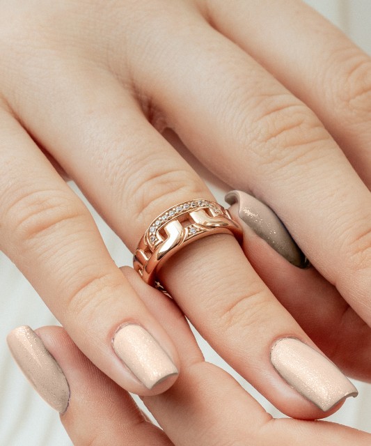 Kultasormus zirkoneilla