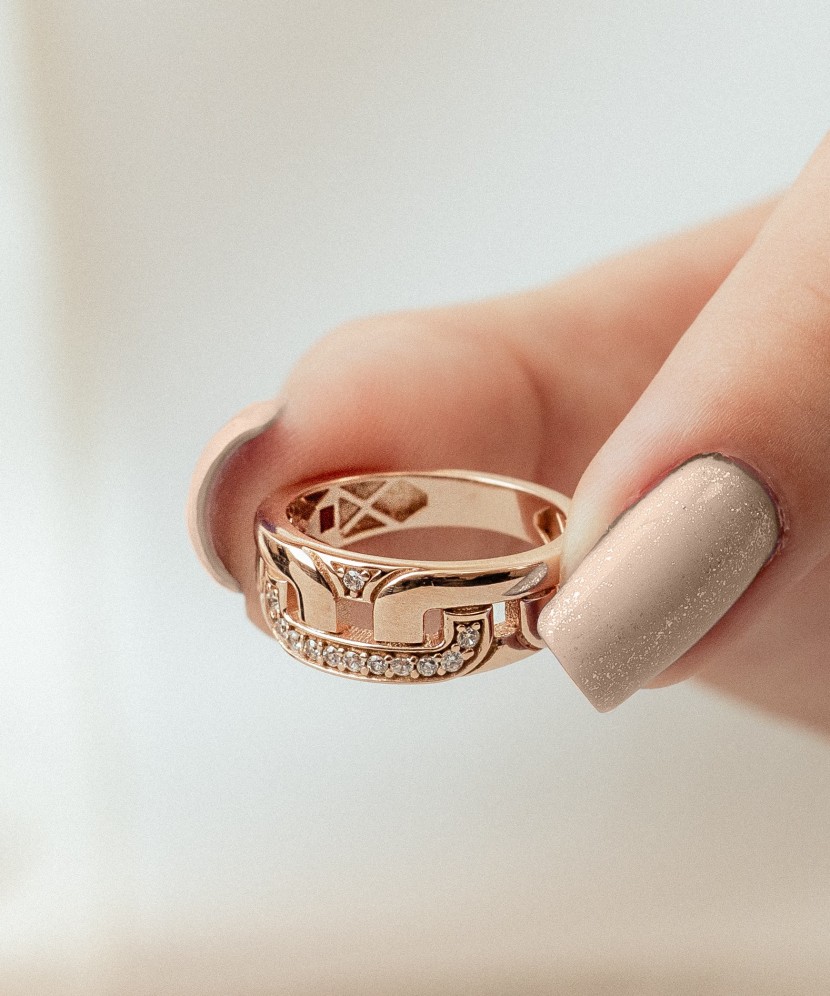 Gold ring with zircons