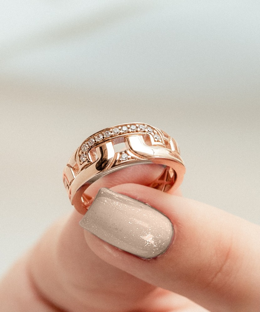 Kultasormus zirkoneilla