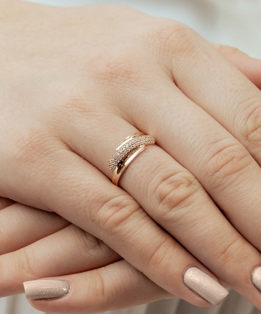 Gold ring with zircons