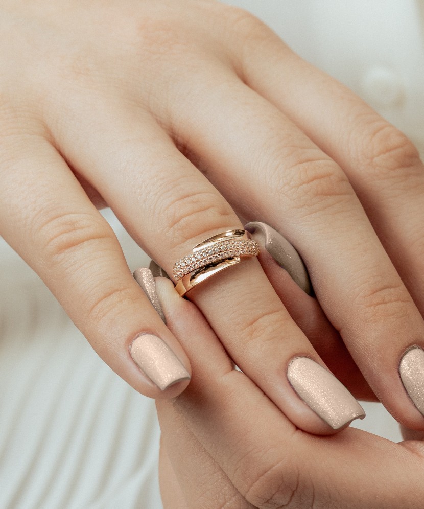 Gold ring with zircons