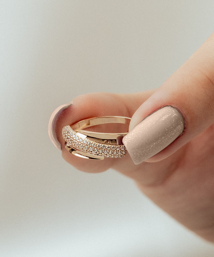 Kultasormus zirkoneilla