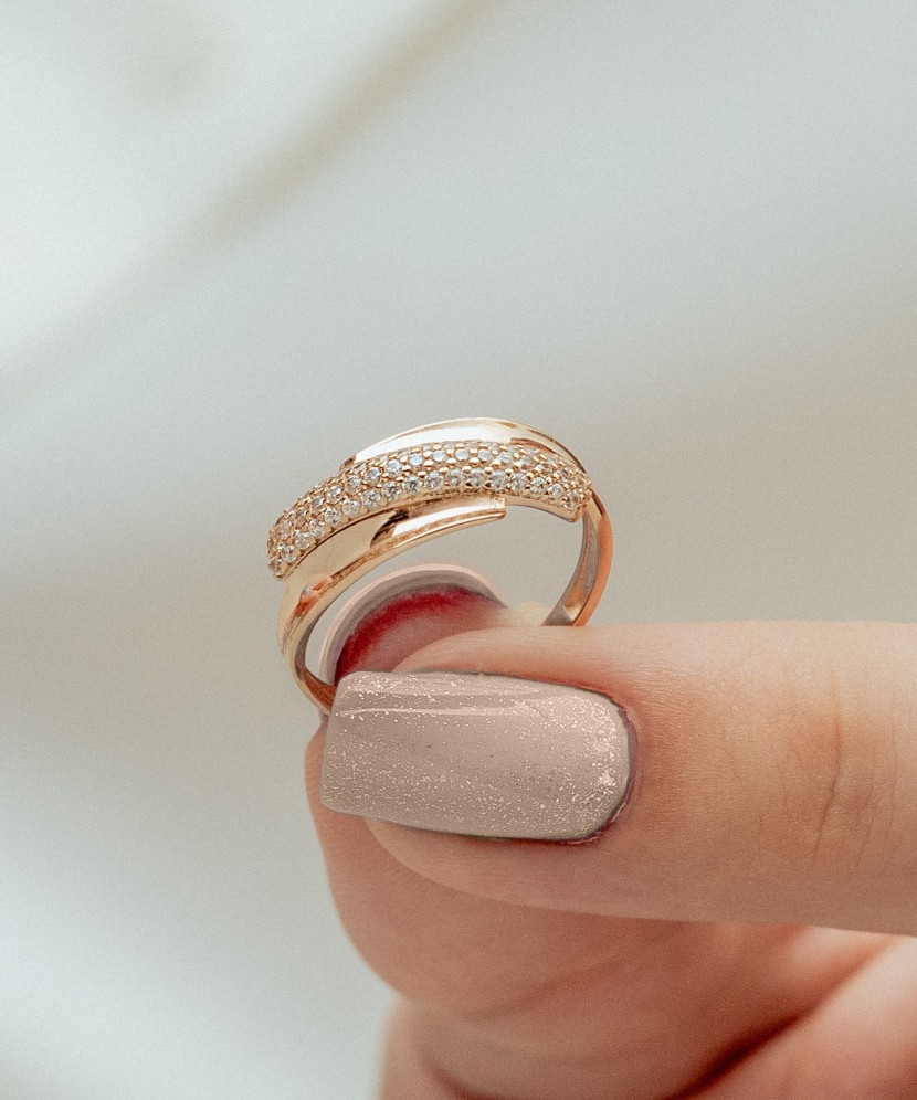 Kultasormus zirkoneilla