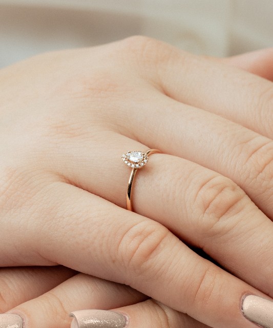 Gold ring with zircons