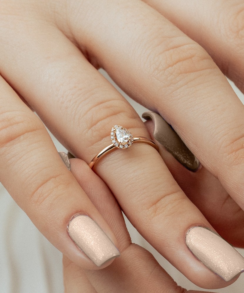 Gold ring with zircons