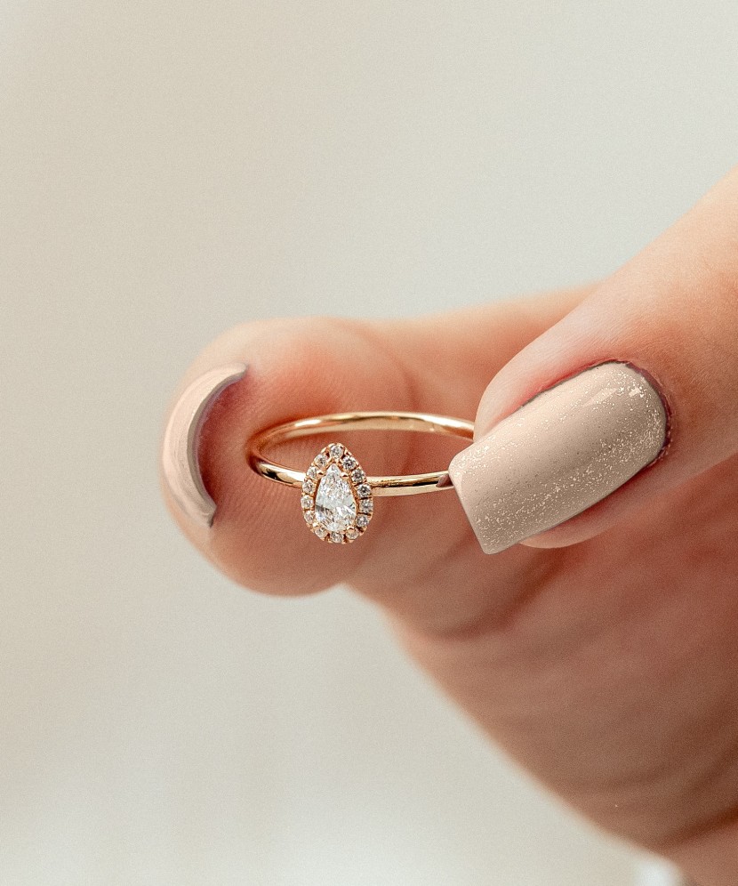 Gold ring with zircons