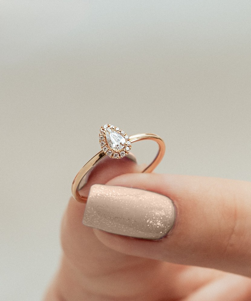 Kultasormus zirkoneilla