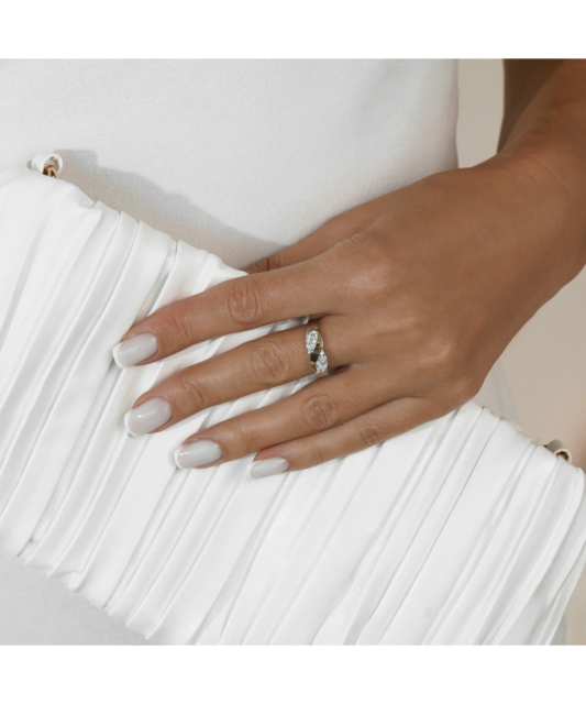 Hopeasormus kullalla peitetty zirkoneilla