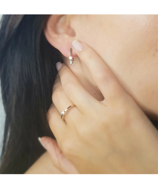 Hopeiset korvakorut peittää kullalla zirkoneilla