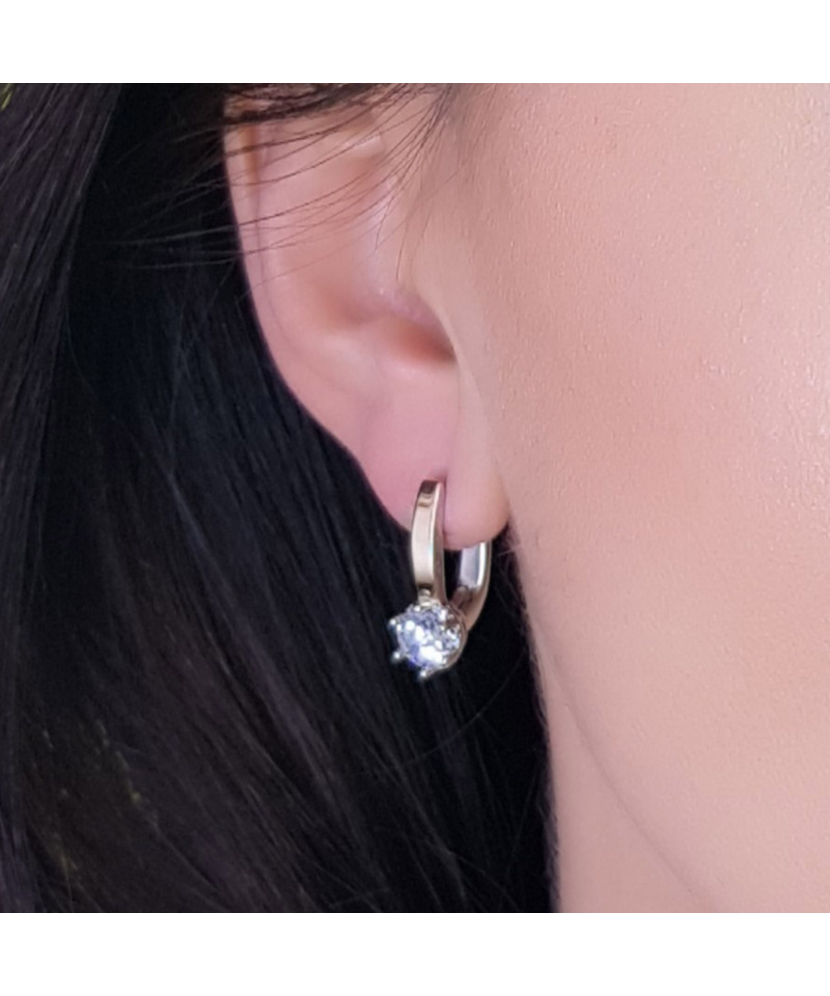 Hopeiset korvakorut peittää kullalla zirkoneilla