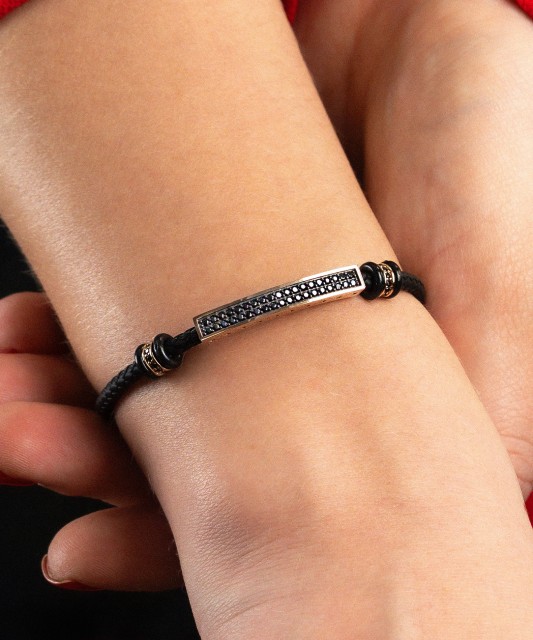 Kultainen rannekoru zirkoneilla