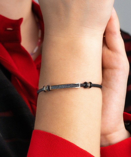 Kultainen rannekoru zirkoneilla