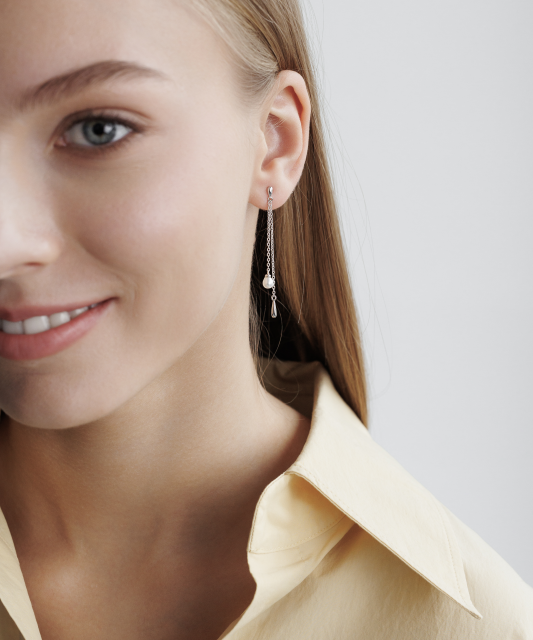 Hopeiset korvakorut helmillä