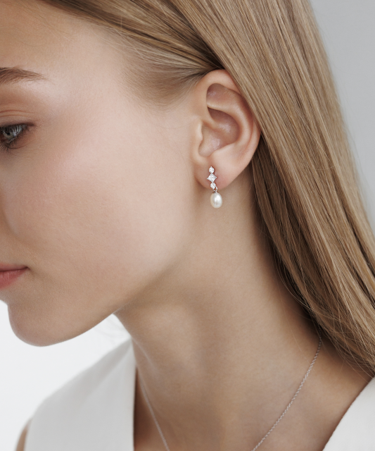 Hopeiset korvakorut helmillä ja zirkoneilla