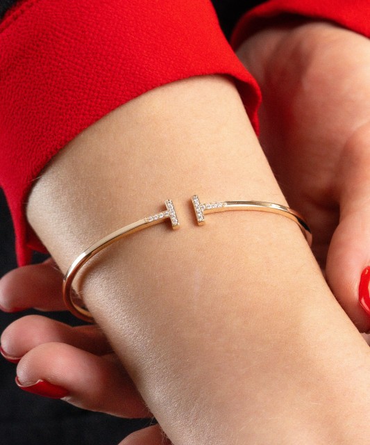 Kultainen kiinteä rannekoru zirkoneilla