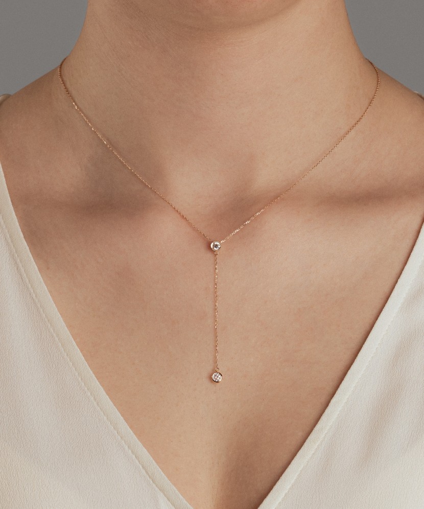 Kultainen kaulakoru zirkoniriipuksella