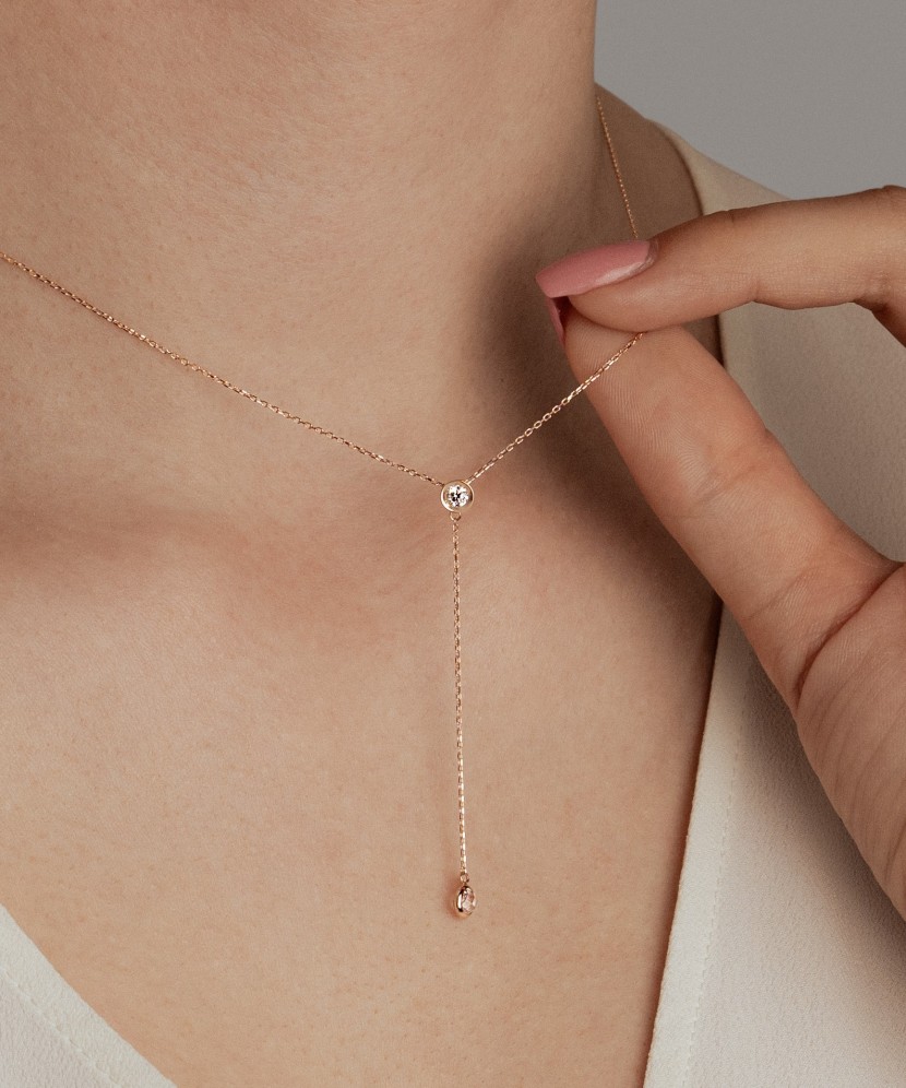 Gold chain with zirconium pendant