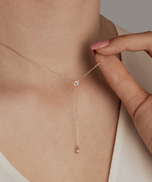 Kultainen kaulakoru zirkoniriipuksella