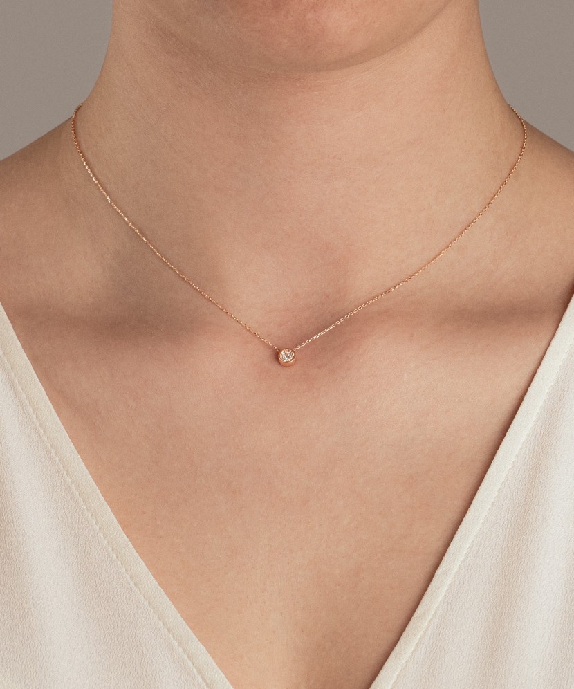 Kultainen kaulakoru zirkoniriipuksella