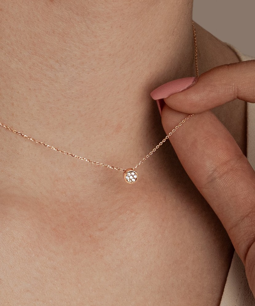 Kultainen kaulakoru zirkoniriipuksella