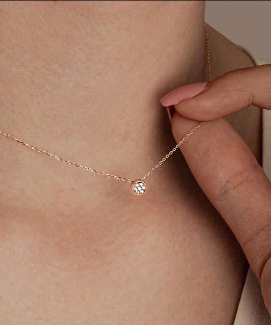 Gold chain with zirconium pendant