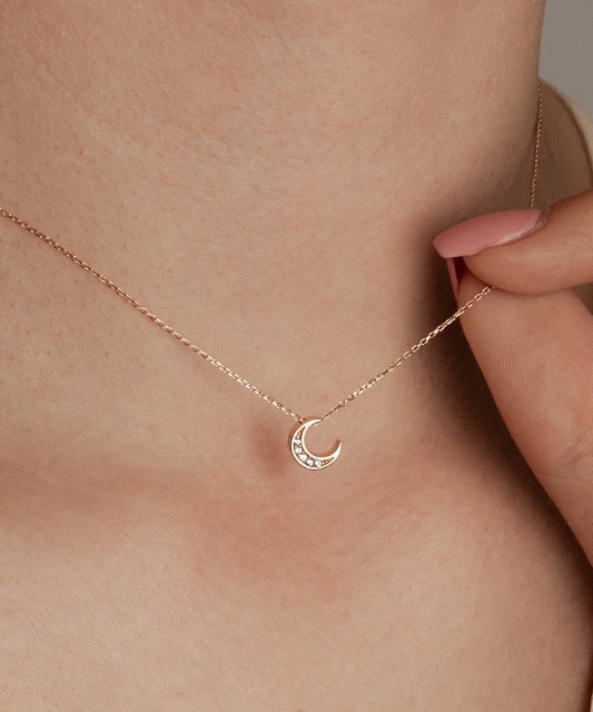 Gold chain with pendant "moon"