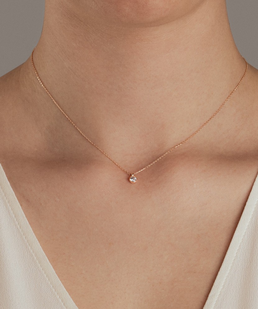 Gold chain with zirconium pendant