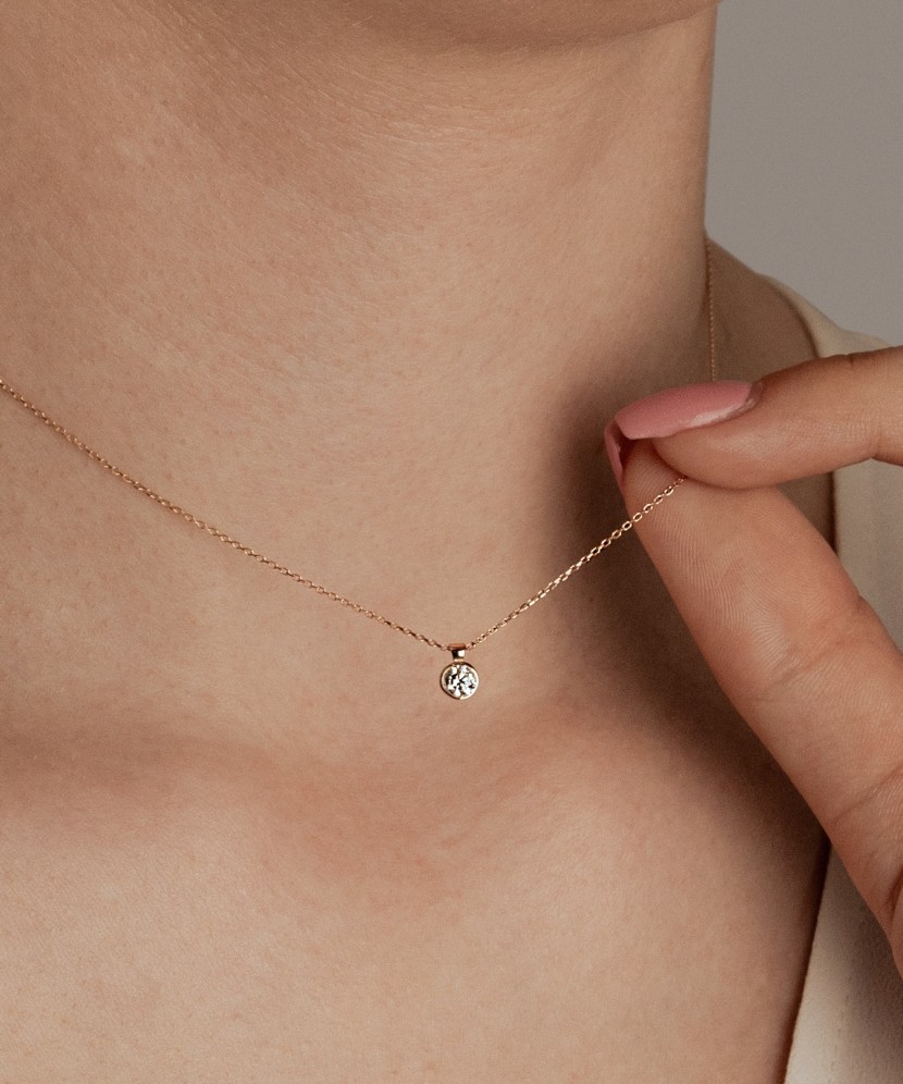 Kultainen kaulakoru zirkoniriipuksella