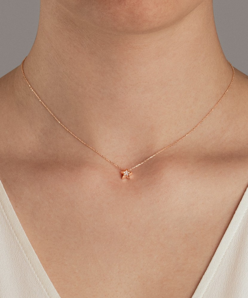 Kultainen kaulakoru zirkoniriipuksella "tähti"
