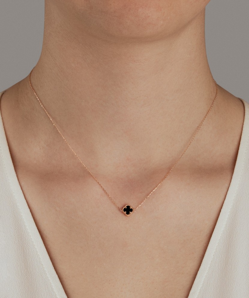 Kultainen kaulakoru onyx-riipuksella