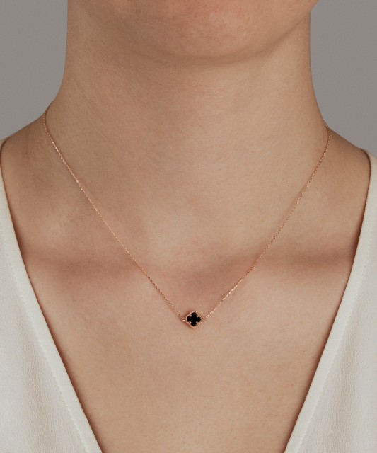 Gold chain with onyx pendant