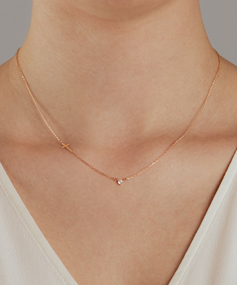 Kultainen zirkoniriipuksella ja ristillä