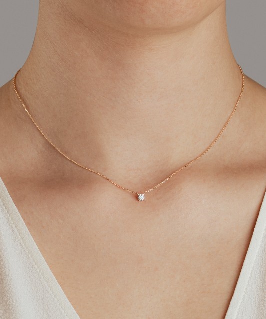 Kultainen kaulakoru zirkoniriipuksella