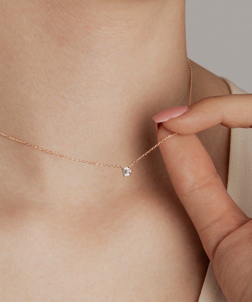 Kultainen kaulakoru zirkoniriipuksella