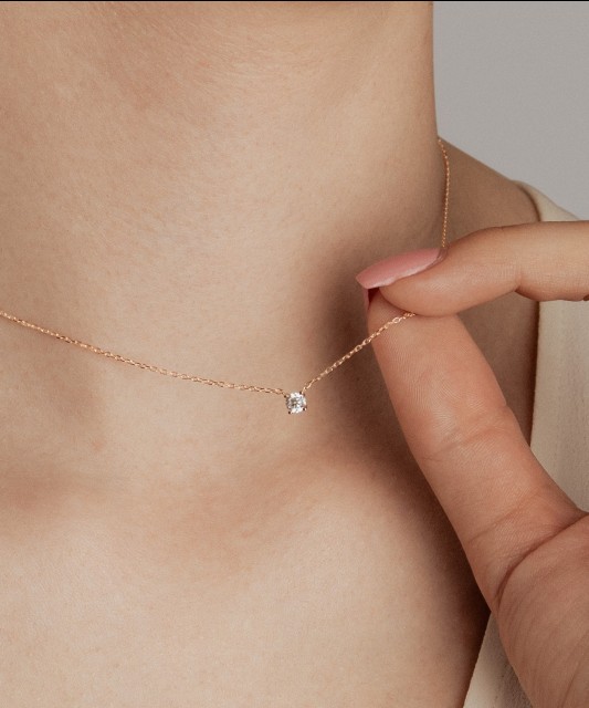 Gold chain with zirconium pendant