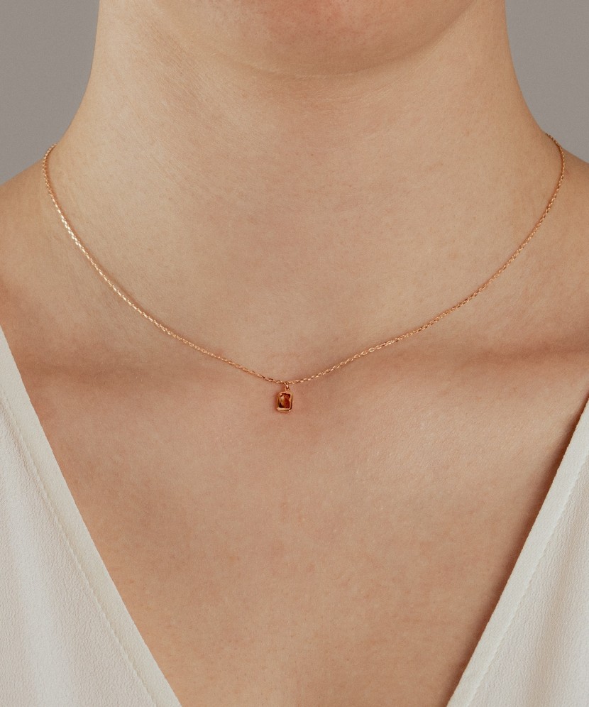 Gold chain with zirconium pendant