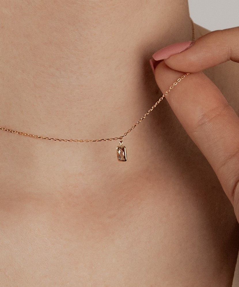 Gold chain with zirconium pendant