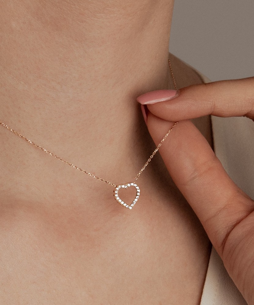 Kultainen kaulakoru zirkoniriipuksella "sydän"
