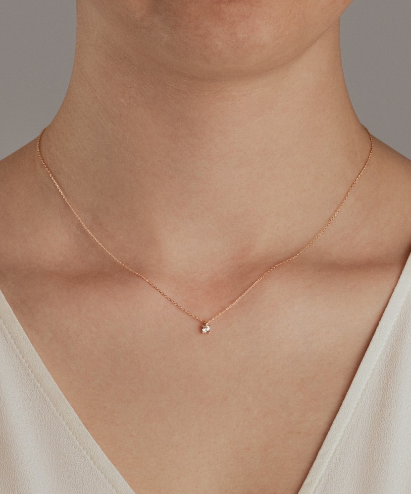 Gold chain with zirconium pendant