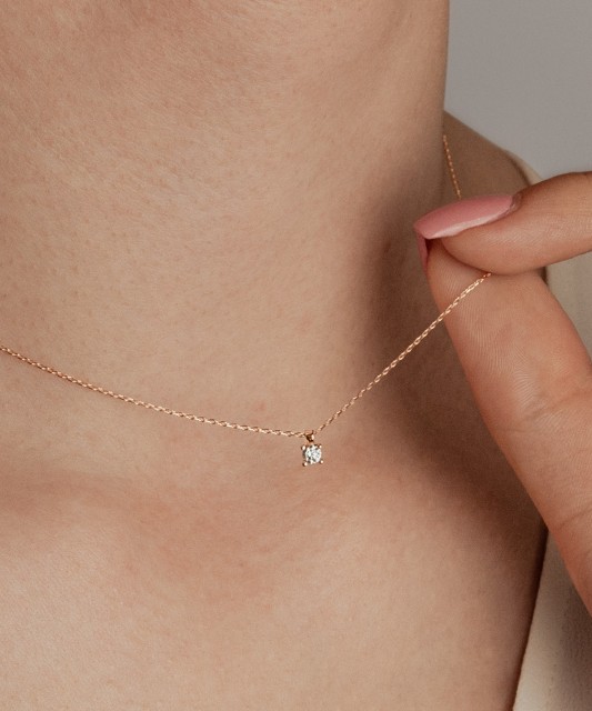 Kultainen kaulakoru zirkoniriipuksella