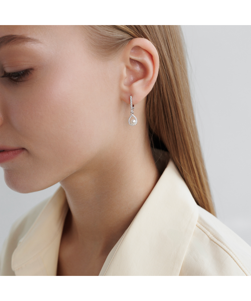 Hopeiset korvakorut helmillä ja zirkoneilla