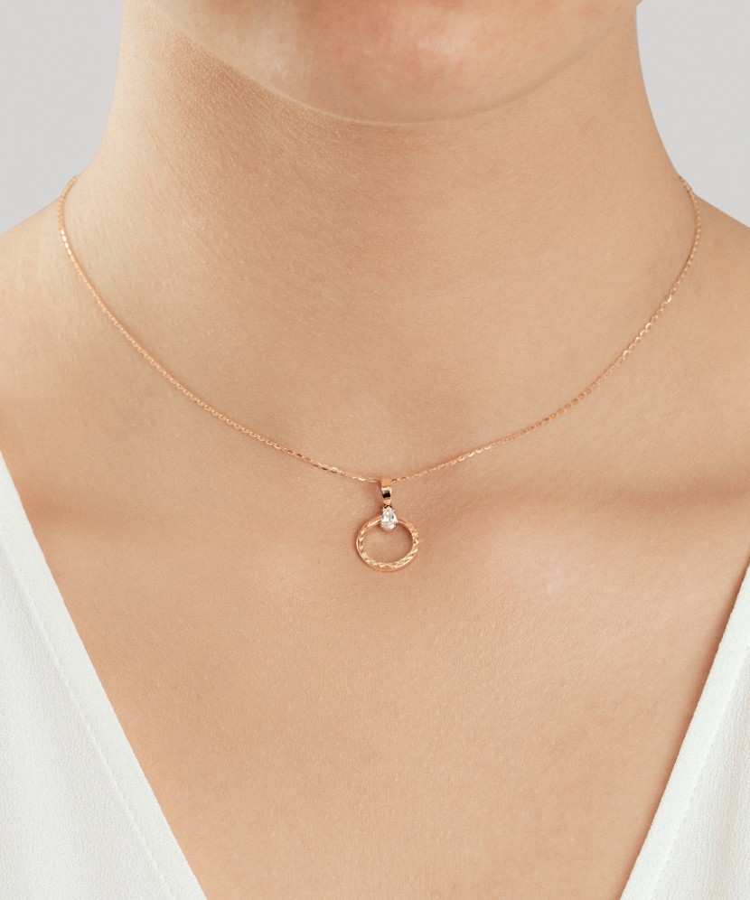 Kultainen riipus zirkonialla