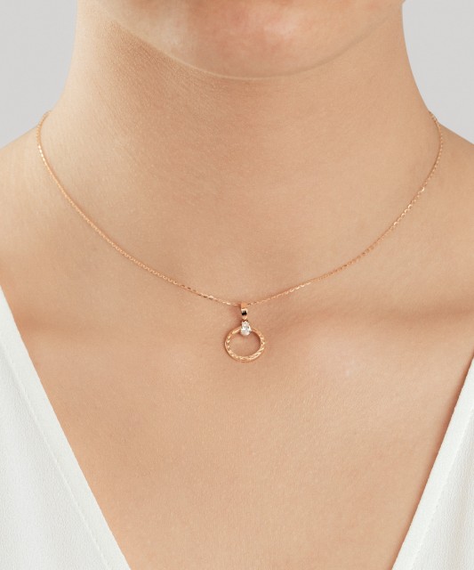 Gold pendant with zirconium