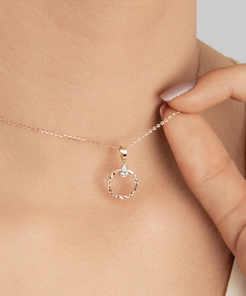 Gold pendant with zirconium