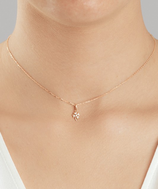 Gold pendant with zircons