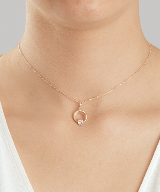 Gold pendant with zirconium