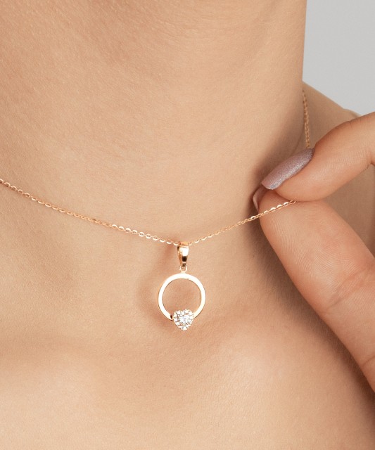 Gold pendant with zirconium